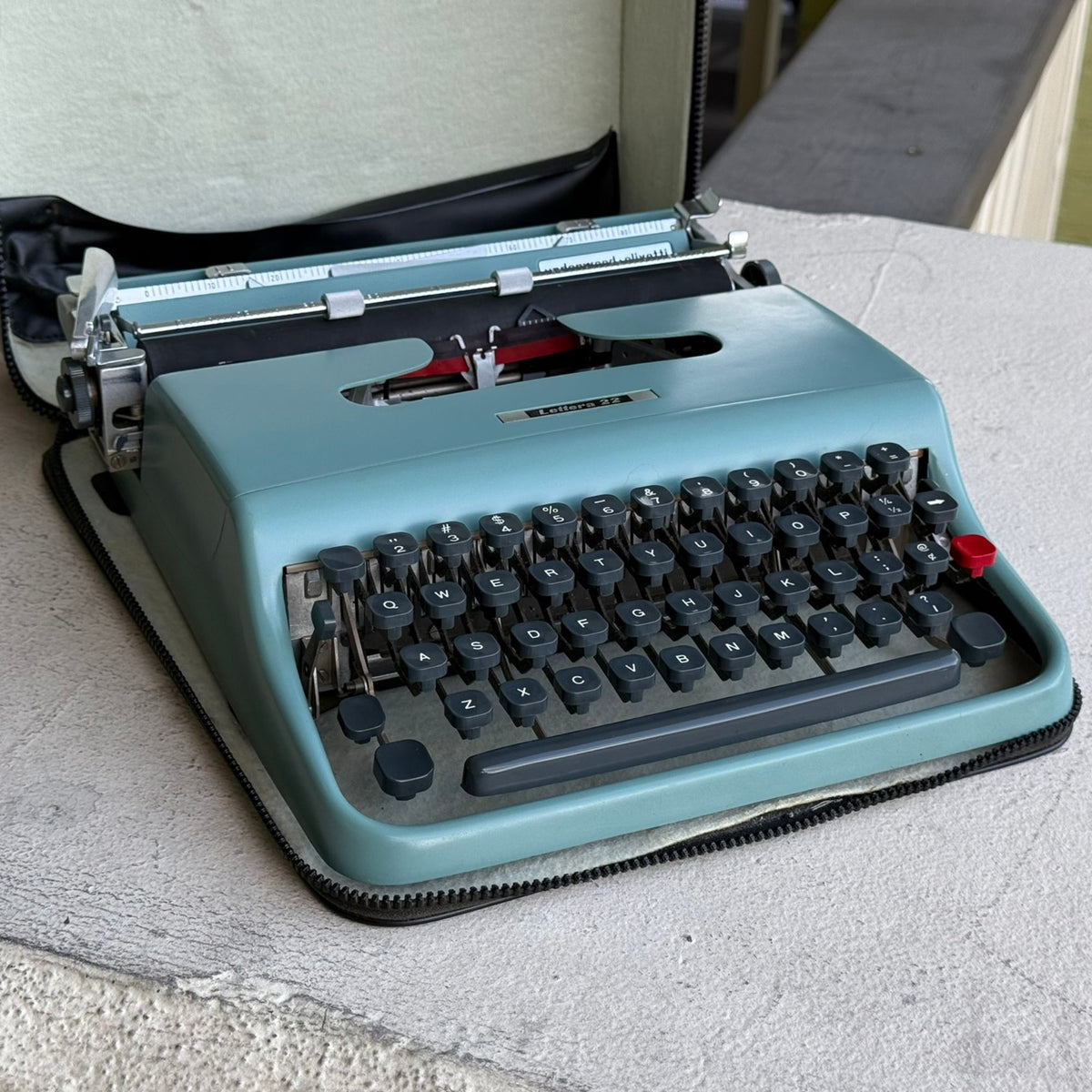 Olivetti Lettera 22   Blue .