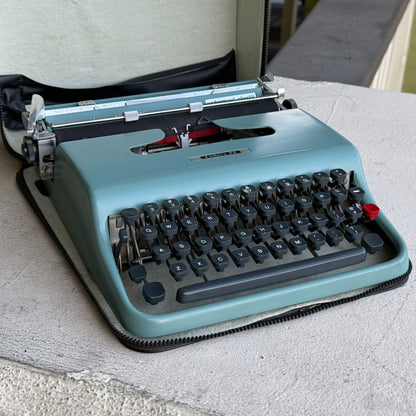 Olivetti Lettera 22   Blue .